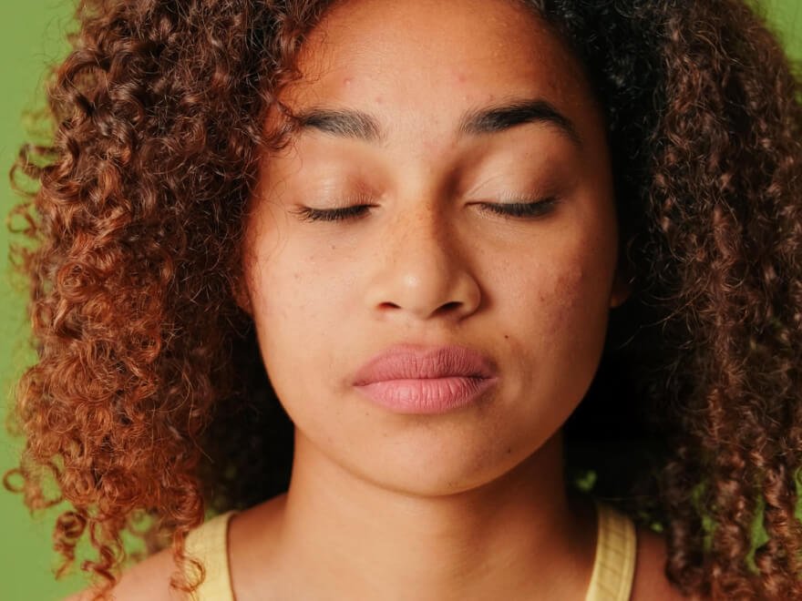 Visage gonflé le matin: causes et solutions utiles