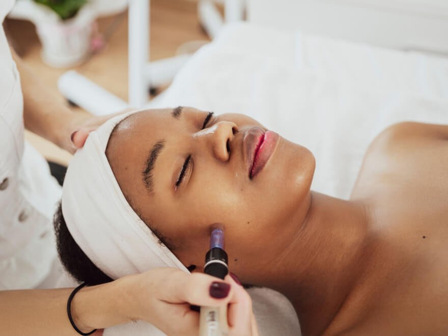 Seance de soin visage microneedling en cabinet