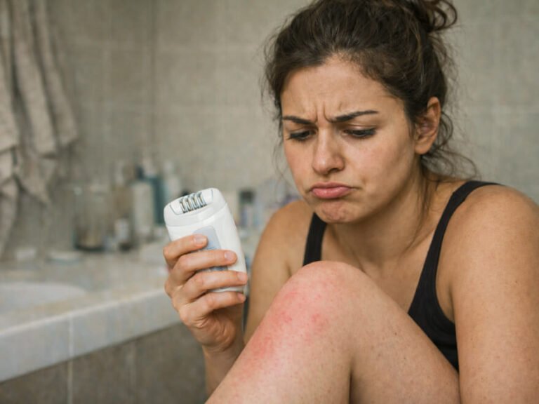 Epilateur electrique femme utilise sur jambes dans un cadre de soin maison