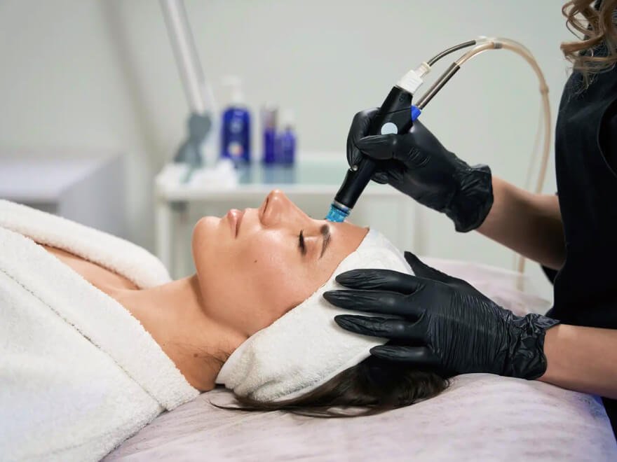 Comparaison avant apres d'un soin Hydrafacial avec eclat et grain de peau plus net